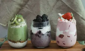 Trzy desery w szklankach: zielony z kiwi, fioletowy z jeżynami i różowy z truskawkami. Idealne na dietę South Beach.