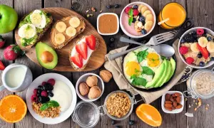 Różnorodne, zdrowe śniadanie: tosty z awokado i jajkiem, owsianka, jogurt z owocami, jajecznica, smoothie bowl.
