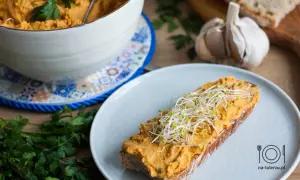 Pyszna pasta z kurczaka na kanapki, udekorowana kiełkami. Idealna na szybkie śniadanie lub przekąskę.