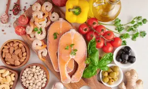 Składniki na dietę fleksitariańską: łosoś, krewetki, warzywa, orzechy, oliwki, ciecierzyca, oliwa z oliwek.