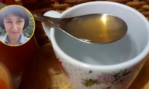 Kobieta w okręgu obok kubka z wodą i łyżki z płynem.