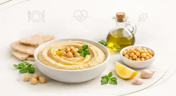 Pyszny hummus z ciecierzycą, oliwą i cytryną. Czy hummus jest zdrowy? Tak, to świetny wybór dla serca i sylwetki.