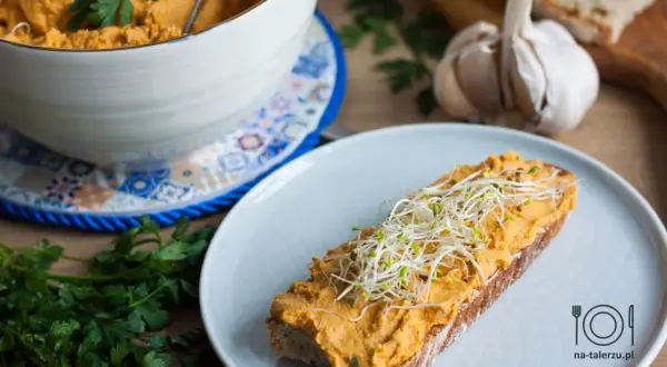 Pyszna pasta z kurczaka na kanapki, udekorowana kiełkami. Idealna na szybkie śniadanie lub przekąskę.