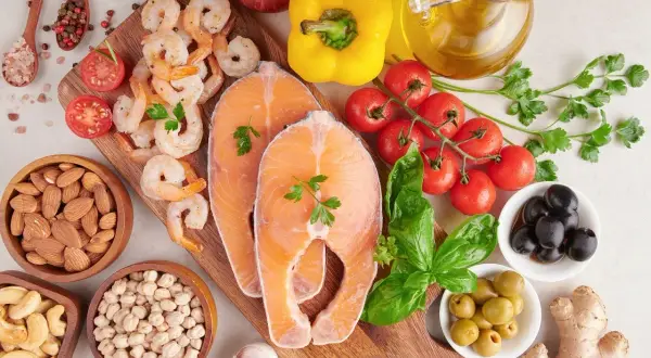 Składniki na dietę fleksitariańską: łosoś, krewetki, warzywa, orzechy, oliwki, ciecierzyca, oliwa z oliwek.