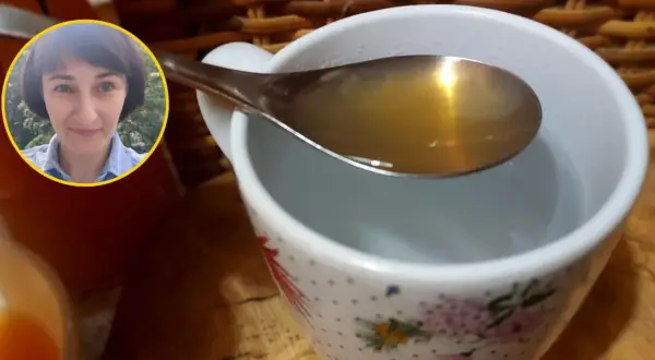 Kobieta w okręgu obok kubka z wodą i łyżki z płynem.