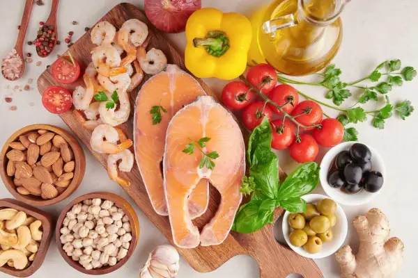 Składniki na dietę fleksitariańską: łosoś, krewetki, warzywa, orzechy, oliwki, ciecierzyca, oliwa z oliwek.