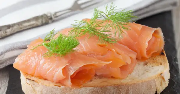 Kanapka z wędzonym łososiem i koperkiem. Czy łosoś wędzony jest zdrowy? Tak, to pyszna i bogata w kwasy omega-3 przekąska.