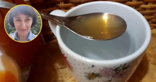 Kobieta w okręgu obok kubka z wodą i łyżki z płynem.