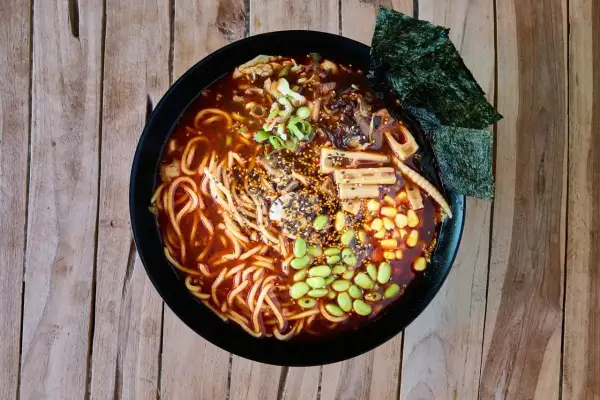 Miseczka aromatycznego ramenu z edamame, kukurydzą i nori. Zastanawiasz się nad ramen kcal?